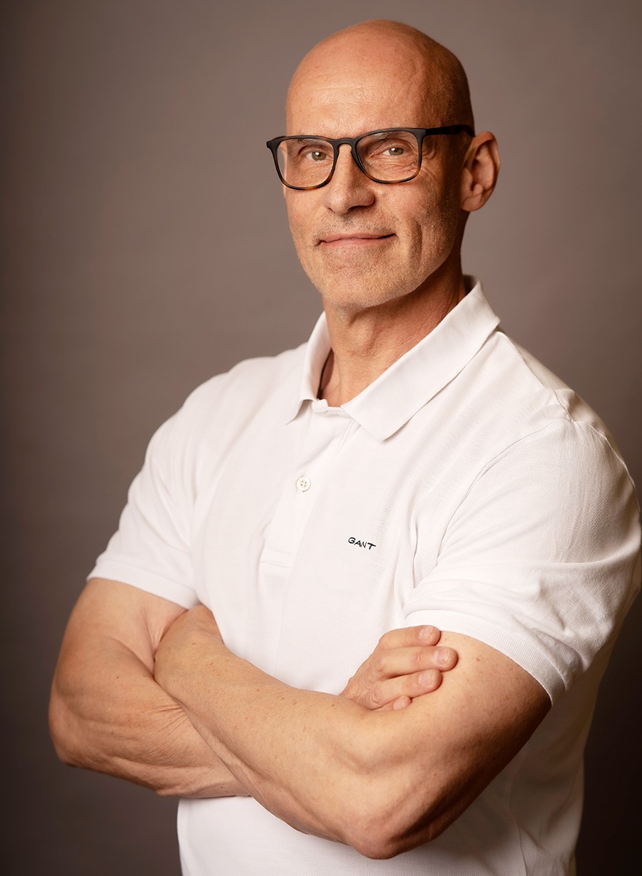 Frank Mildszus ist Facharzt für Allgemeinmedizin und hat sich auf minimalinvasive ästhetische Medizin spezialisiert